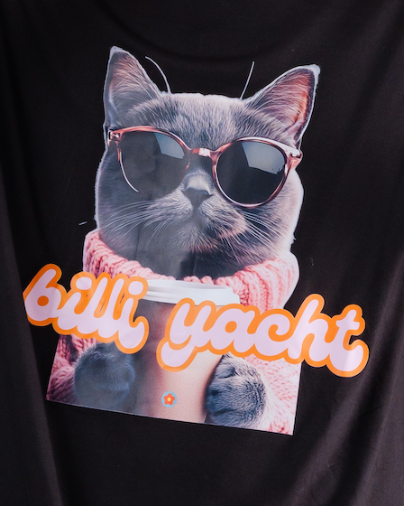 Black t-shirt with a graphic of a cat wearing sunglasses and the text 'billi yacht'.